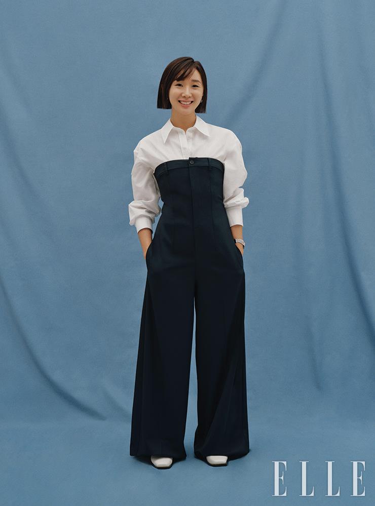 화이트 컬러 셔츠는 & Other Stories. 모던한 디자인의 튜브 톱 점프수트는 Zara.
