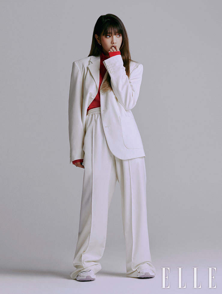 화이트 재킷과 팬츠, 레드 터틀넥 톱은 Lacoste Collection. 실버 링은 모두 Monday Edition. 스니커즈는 Adidas Originals.