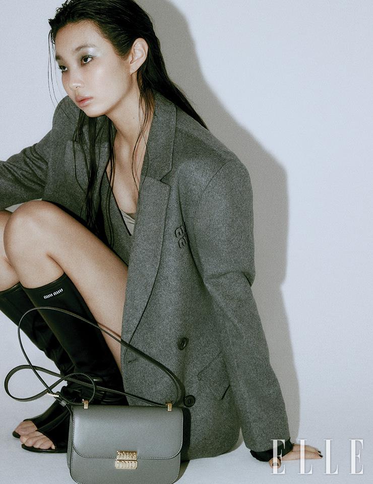 그레이 재킷과 그레이 톱, 실크 이너 톱, 오픈 토 롱부츠, 그레이 ‘시티 카프’ 백은 Miu Miu.