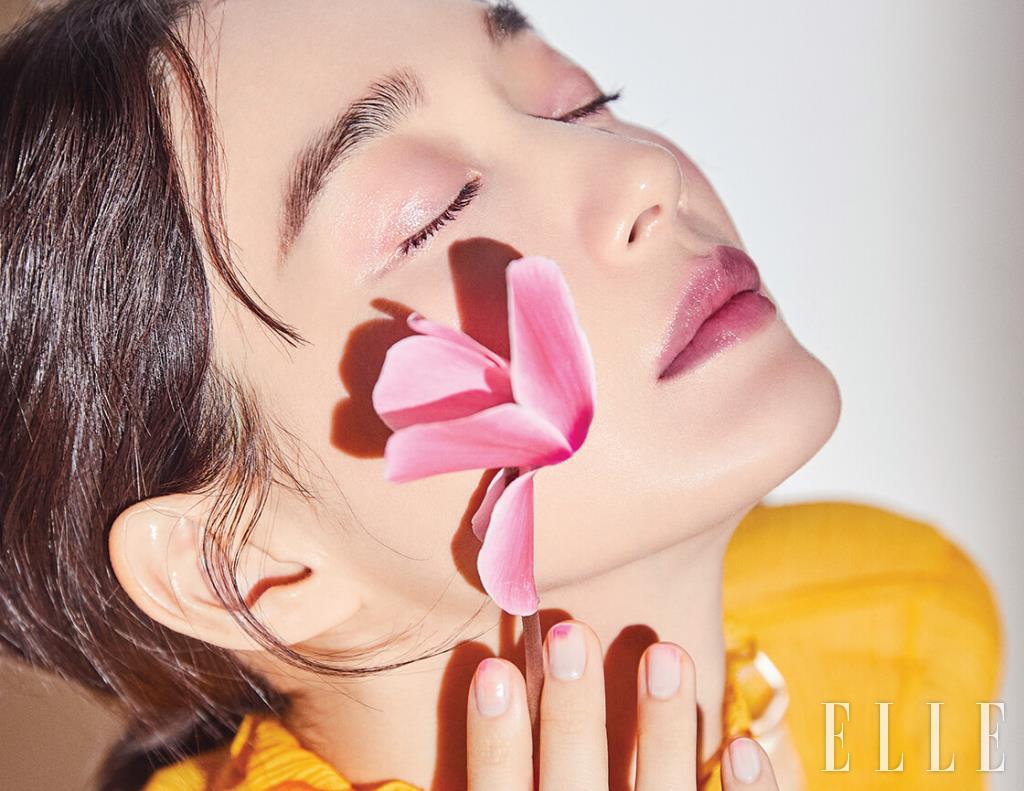 옐로 터틀넥 톱은 JW Anderson by 10 Corso Como Seoul.