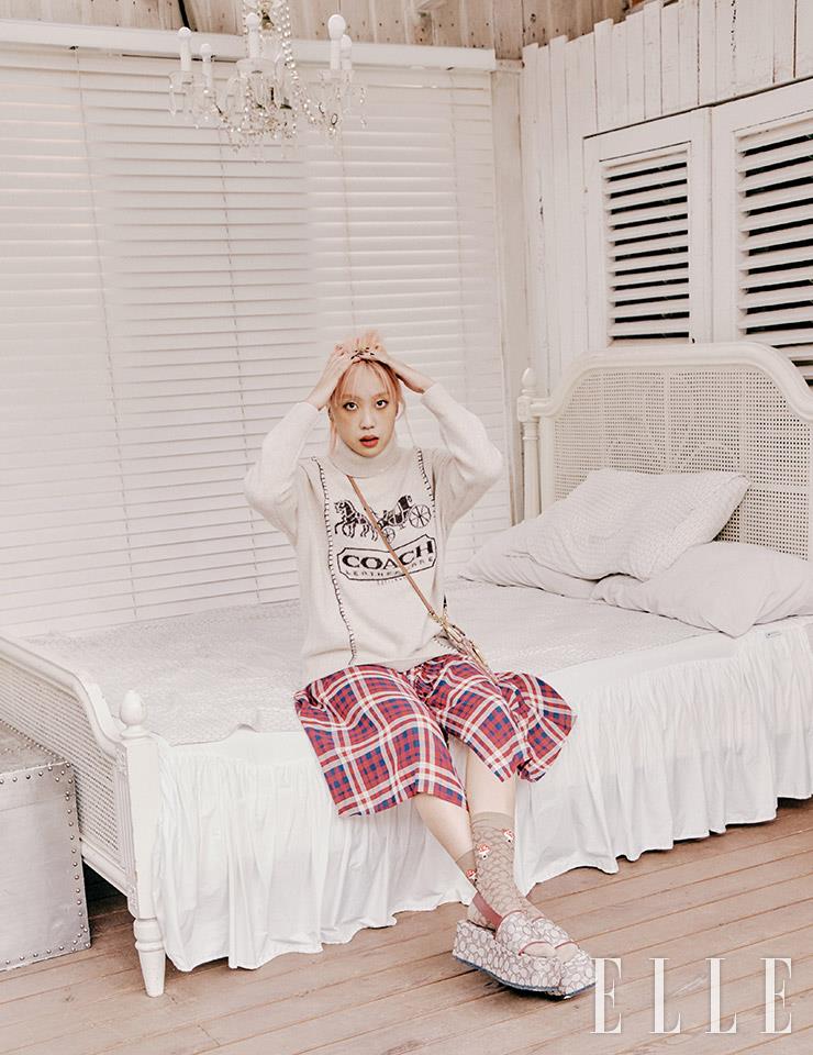 오트밀 컬러의 터틀넥 톱과 체크 스커트, 더블 프레임 백, 시그너처 자카르 패턴의 플랫폼 샌들, 양말은 모두 Coach.