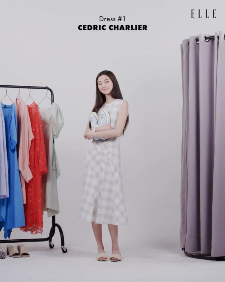 체크 패턴 드레스 Cedric Charlier. 스니커즈Converse.