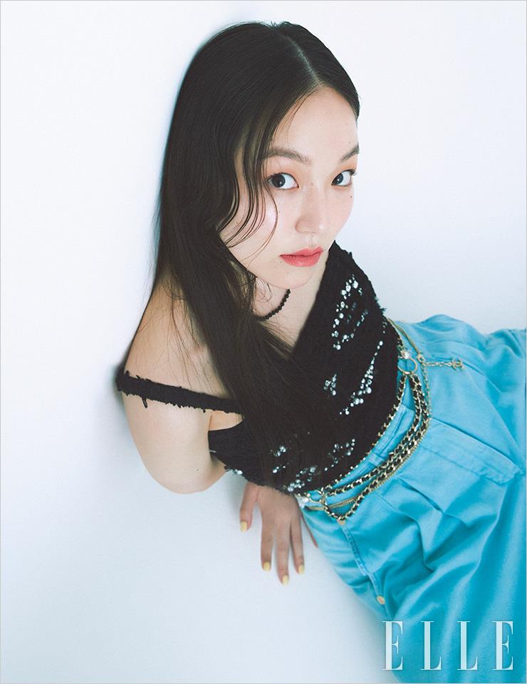 모델 메구의 광채 피부를 캔버스 삼아 그린 로즈 핑크빛 수채화. 레 베쥬 젤 쿠션을 바른 뒤, 바움 에쌍씨엘 글로우 스틱, 트렌스페어런트를 발라 더욱 섬세한 광채를 이끌어낸다. 레 베쥬 헬시 글로우 내추럴 아이섀도우 팔레트, 텐더의 차분한 로즈 컬러를 눈꺼풀 전체에 얇게 바르고, 쌍꺼풀 라인 중심으로 덧발라 그러데이션한다. 입술에 루쥬 코코 밤, 918 마이 로즈를 발라 마무리한다. 사용 제품은 모두 Chanel.
