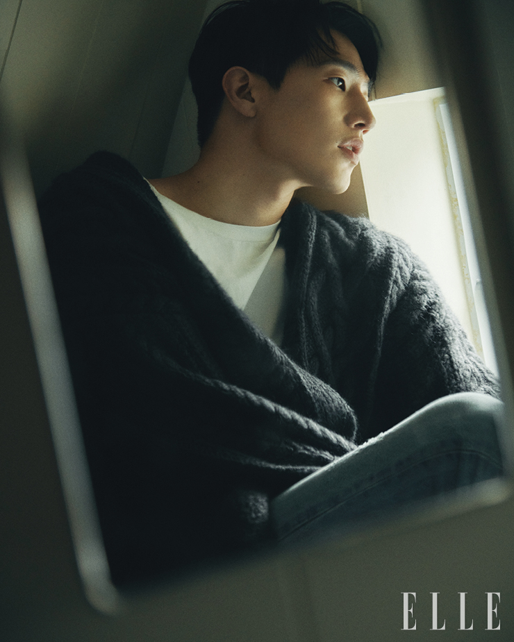  니트 카디건은 Iro. 티셔츠는 Celine Homme. 데님 팬츠는 Levi’s. 