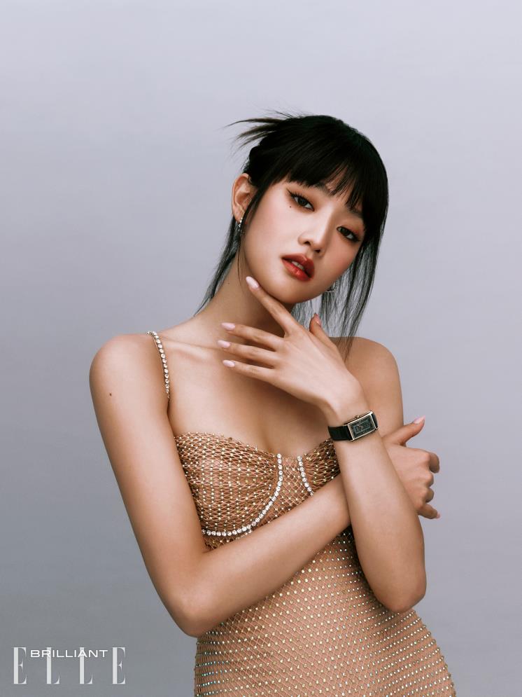 18K 옐로 골드 케이스와 시크한 블랙 컬러 다이얼이 돋보이는 ‘돌체비타’ 워치는 8백40만원 LONGINES. 글리터 시스루 드레스는 SELF- PORTRAIT. 이어링은 SOO-SOO.