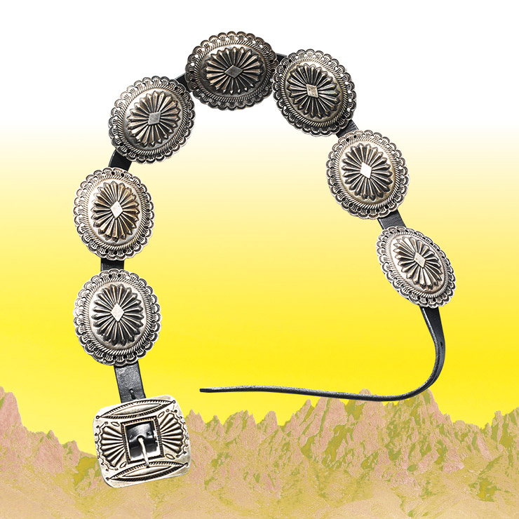 앤티크한 버클 장식의 벨트는 80만원대, Polo Ralph Lauren.