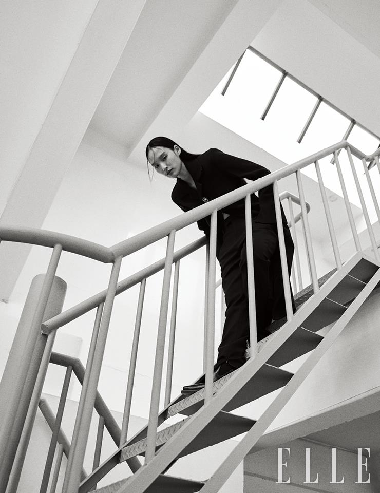 골드 버튼 장식의 블랙 롱 코트는 4백5만원, 팬츠는 1백28만원, 앵클부츠는 1백58만5천원, 모두 Bottega Veneta.