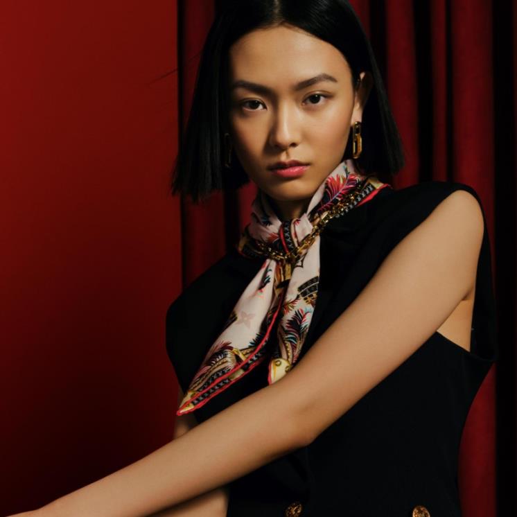 동물과 모노그램이 조화를 이룬 100% 실크 프레셔스 타이거 스퀘어 70은 49만원, LOUIS VUITTON.
