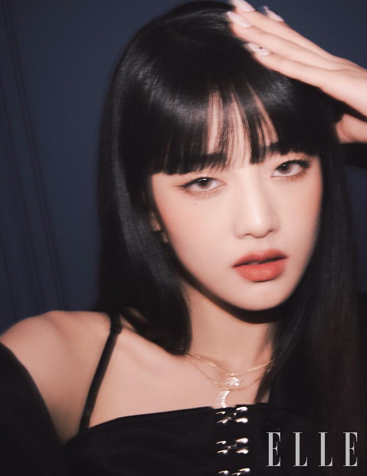 뷔스티에 레이어드 셔츠는 YCH. 벨티드 슬릿 데님 팬츠는 Songe Creux. 슈즈는 Sergio Rossi. 네크리스와 이어링은 모두 스타일리스트 소장품. 