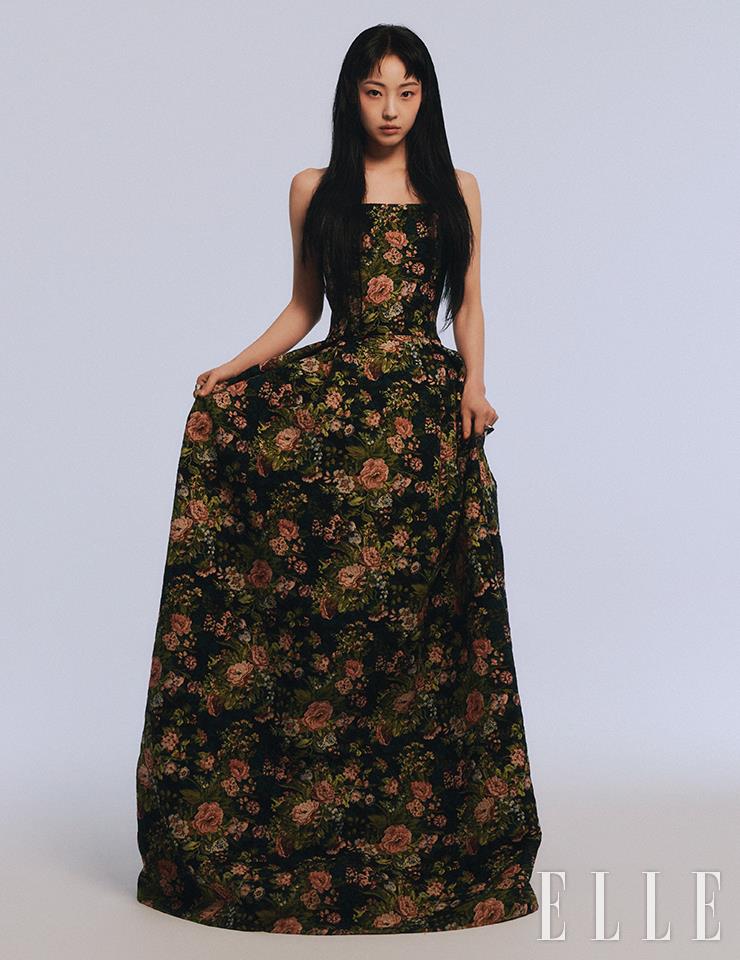 플라워 패턴의 드레스는 Leey.Leey. 원석 디자인의 링은 Alexander McQueen.
