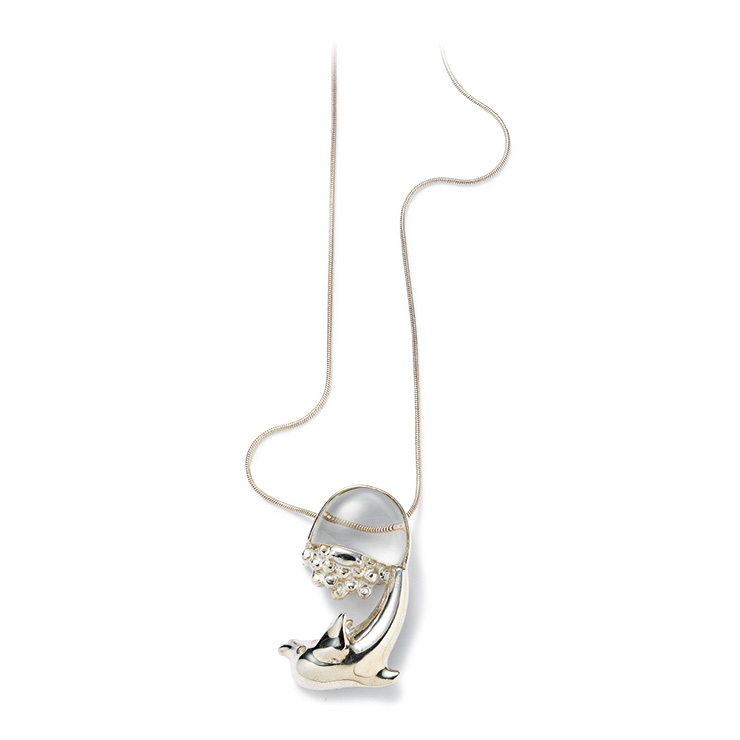 돌고래를 모티프로 디자인한 하프 돌핀 네크리스는 50만원대, Jiye Shin. 