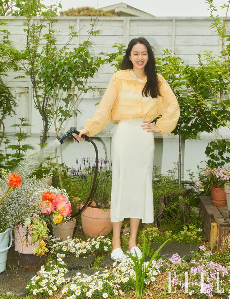 니트 톱, 블라우스 디자인의 아우터, 스커트, 슬라이드 모두 래트.