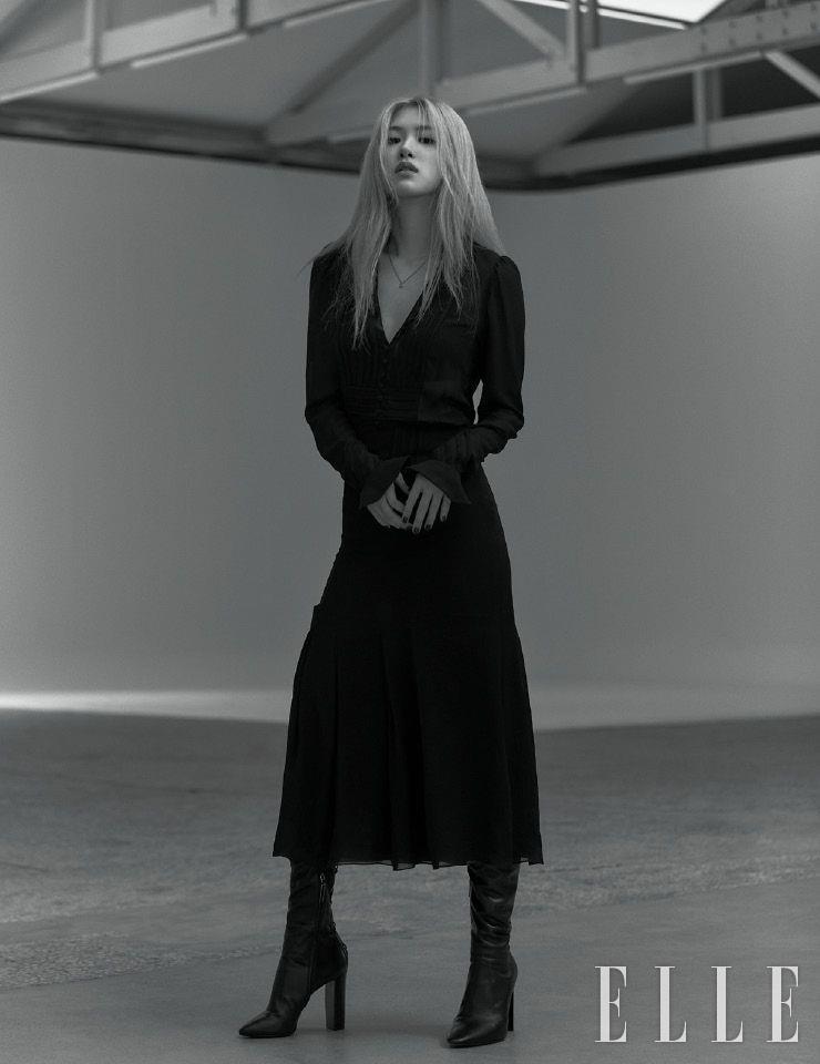 시어한 소재의 드레스와 레더 부츠, 네크리스는 모두 Saint Laurent by Anthony Vaccarello.