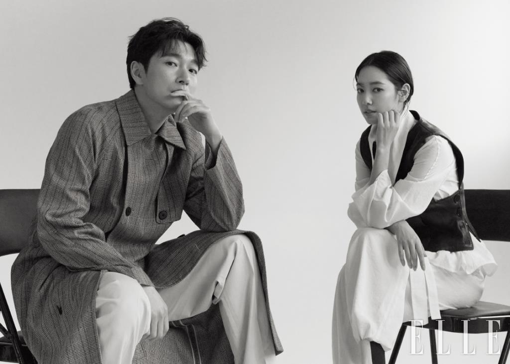 조승우가 입은 루스 핏 글렌 체크 코트는 [Le]moho. 베이지 치노 팬츠는 Navy by Beyondcloset. 박신혜가 입은 화이트 블라우스와 레더 베스트, 팬츠는 모두 Lemaire. 슈즈는 Rekken.