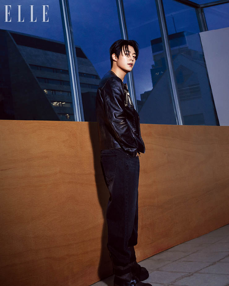 레더 재킷은 Disel. 부츠는 Emporio Armani. 