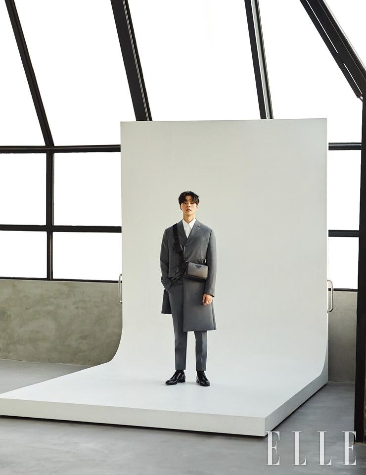 그레이 스프링 코트와 셔츠, 슬림한 팬츠, 레이스업 슈즈, 레더 크로스백은 모두 Prada.