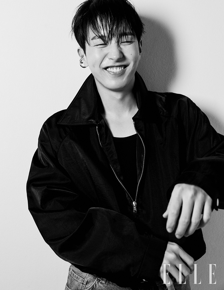희재가 착용한 블루종은 Recto. 탱크 톱은 스타일리스트 소장품. 이어커프는 Portrait Report.