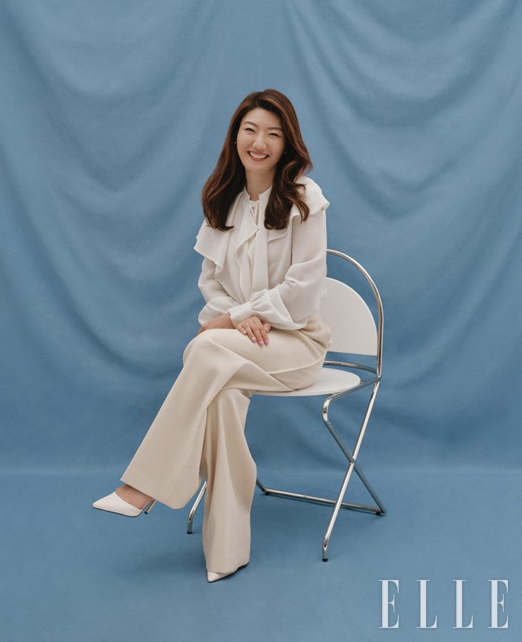아이보리 컬러 러플 블라우스와 와이드 팬츠는 모두 Recto. 화이트 스틸레토 힐은 Rachel Cox.
