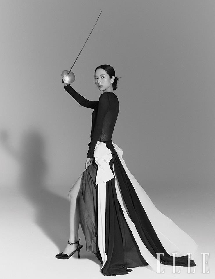 드레이프 장식의 드레스와 스트랩 펌프스는 모두 Loewe.