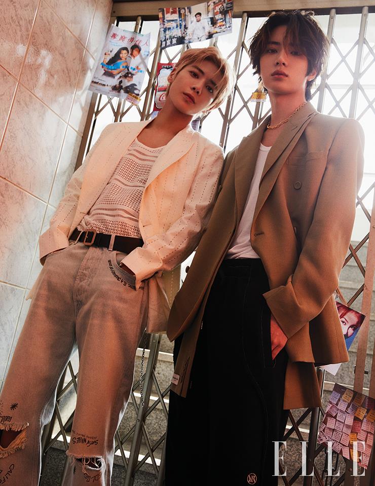 태현이 입은 슬리브리스와 재킷은 모두 Emporio Armani. 팬츠는 Golden Goose. 벨트와 이어 커프는 모두 스타일리스트 소장품. 범규가 입은 재킷은 Dior Men. 팬츠는 Youth is Yours. 네크리스는 Roaju. 이너 웨어로 입은 슬리브리스 톱은 스타일리스트 소장품.