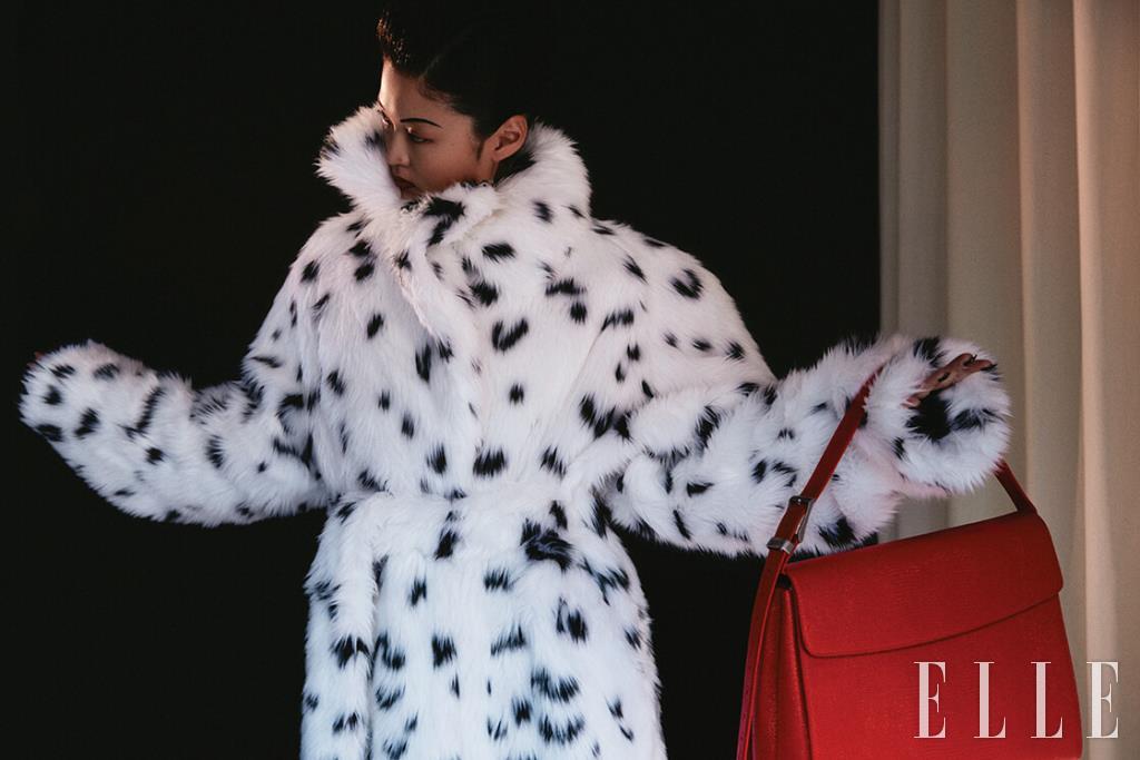 풍성한 페이크 퍼 코트, 레드 ‘고스트 백’은 모두 Balenciaga.
