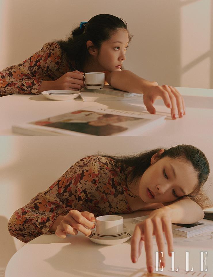 플라워 패턴의 원 숄더 드레스는 Polo Ralph Lauren.