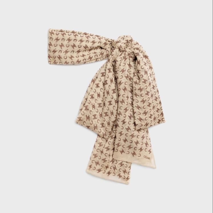 ‘C’ 모노그램이 깔끔하게 전개돼 어느 옷차림에나 무난한 60 X 240 cm 대형 울 스톨은 69만원, CELINE.