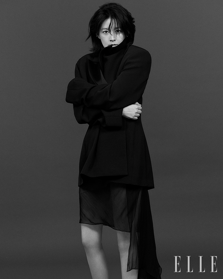 오버사이즈 블레이저와 시폰 드레스는 모두 Givenchy.