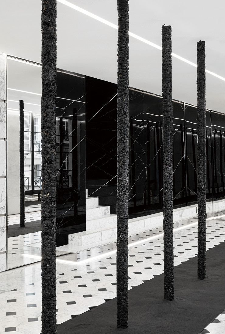 파리 리브 드와에 설치된 헬무트 랭의 작품.