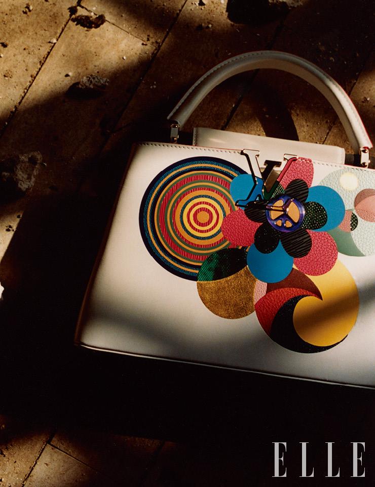 BEATRIZ MILHAZES_ 브라질 출신의 비아트리즈 밀라제스는 새로 완성한 작품을 가방 위에 담아냈다. 18개의 다양한 종류의 가죽을 동일한 두께로 작업한 후, 혁신적인 상감세공법으로 다양한 모양을 더했다. 독특한 질감과 디테일을 살린 만화경 같은 다채로움을 표현하기 위해 금박과 컬러플한 무늬가 새겨진 가죽 등을 사용했다. 비아트리즈 밀라제스가 완성한 아티카퓌신 백은 Louis Vuitton.