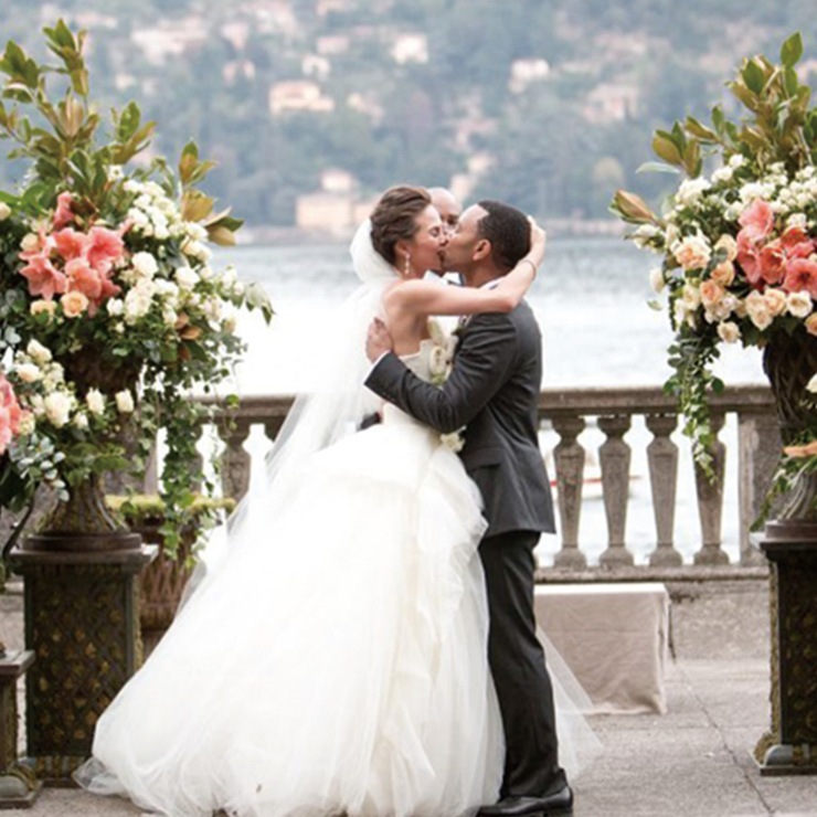 2013년 존 레전드는 결혼식에서 피앙세 크리시 타이겐에게 바치는 노래를 직접 만들어 불렀다. 당신도 한 번쯤 들어보았을 너의 모든 것을 사랑한다는 가사의 노래 ‘All of me’. 또 매일 봐도 아름다운 아내를 촬영한 영상으로 뮤직비디오를 만들어 사랑꾼의 면모를 드러내기도 했다. 