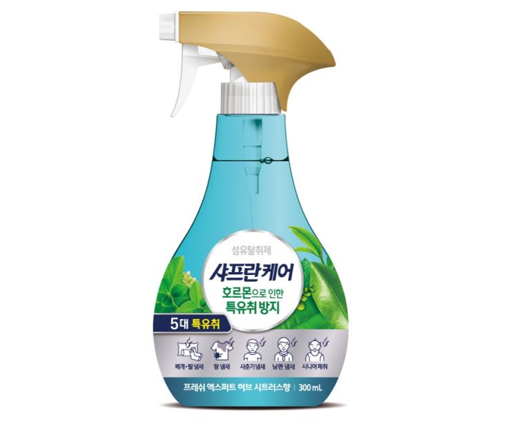 일명 ‘홀아비 냄새’, 노인 냄새 등 호르몬 특유취를 없애고 항균 효과도 있는 프레쉬 엑스퍼트 섬유탈취제 300ml, 5천9백원, 샤프란케어