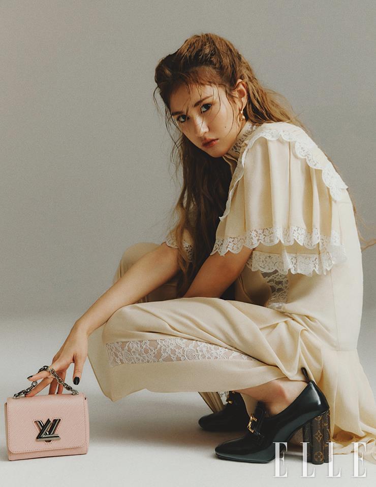 레이스 드레스와 로퍼 힐, B 블러섬 이어링, 핑크 컬러의 트위스트 미니 백은 모두 Louis Vuitton.