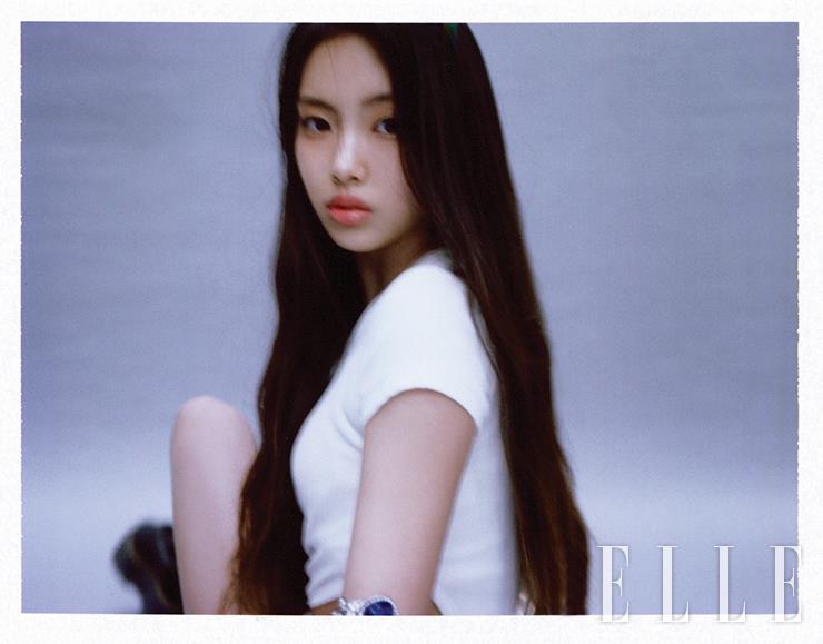 톱과 데님 쇼츠, 벨트는 모두 스타일리스트 소장품. 롱부츠는 Dr. Martens. 볼드한 암 커프스는 Chanel.