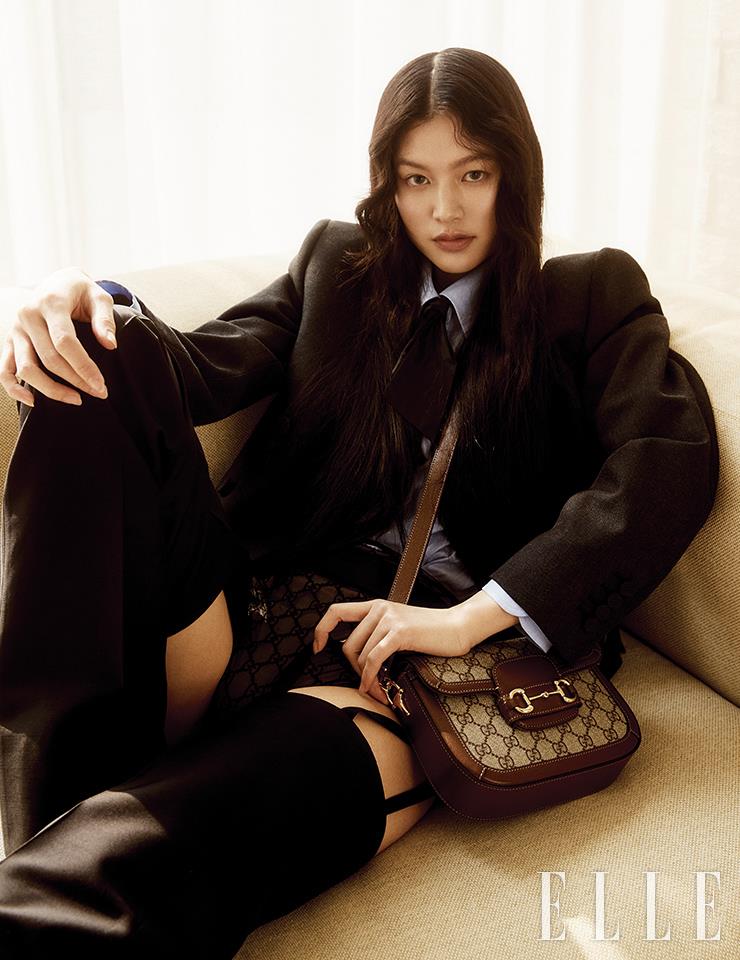 캔버스 재킷과 보타이 장식의 코튼 셔츠, 컷아웃 디테일의 울 실크 팬츠, 골드 버클 장식의 GG 수프림 캔버스 ‘구찌 홀스빗 1955’ 숄더백은 모두 Gucci.