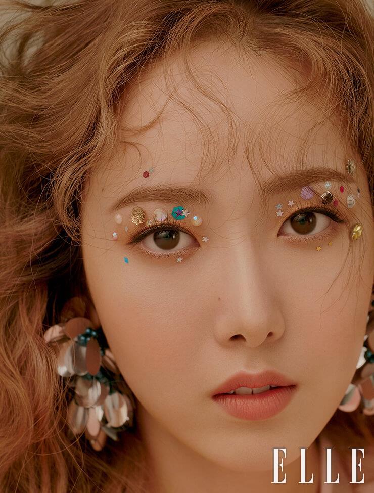 핑크색 러플 원피스 ROMANCHIC. 스팽글 이어링은 Fruta.