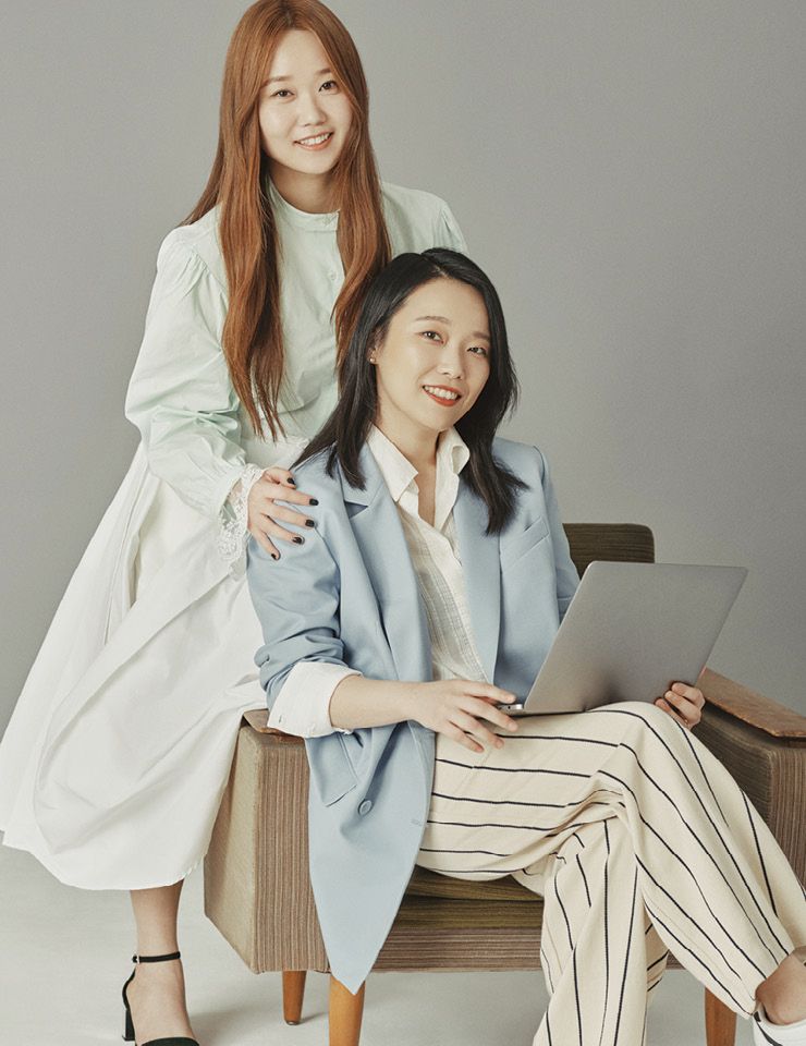서유리가 입은 민트 블라우스와 화이트 스커트는 모두 Centaur. 블랙 샌들은 Bershka. 전혜린이 입은 화이트 셔츠는 Massimo Dutti. 스카이블루 재킷은 Centaur. 와이드 팬츠는 스타일리스트 소장품.