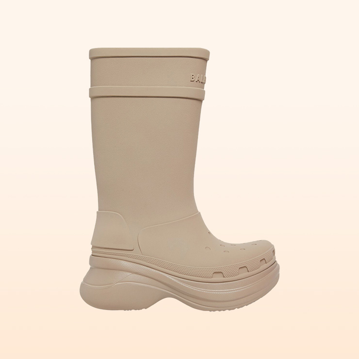 크록스 디자인에 변형을 준 라운드 토 부츠는 1백12만원, Balenciaga.