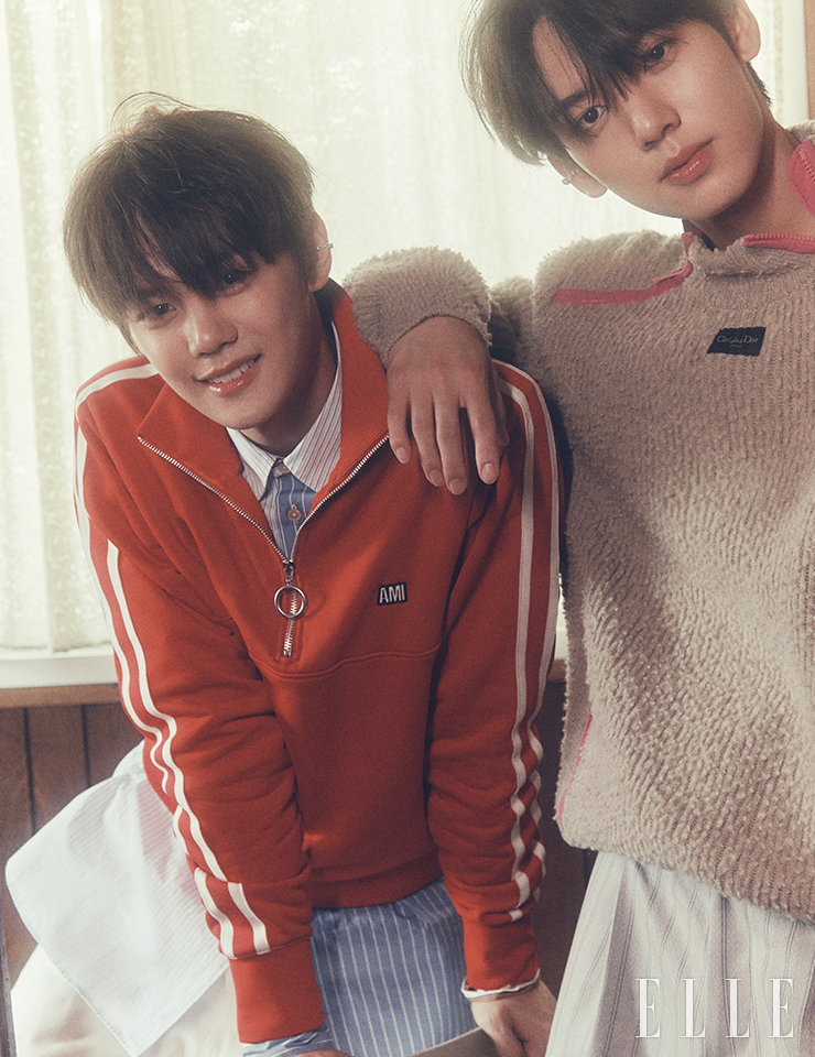 규빈이 입은 스웨트셔츠는 Ami. 스트라이프 셔츠는 Paul Smith. 이어 커프는 Vokchoi. 유진이 입은 니트 톱과 쇼츠는 모두 Dior Men. 이어 커프는 Vokchoi.