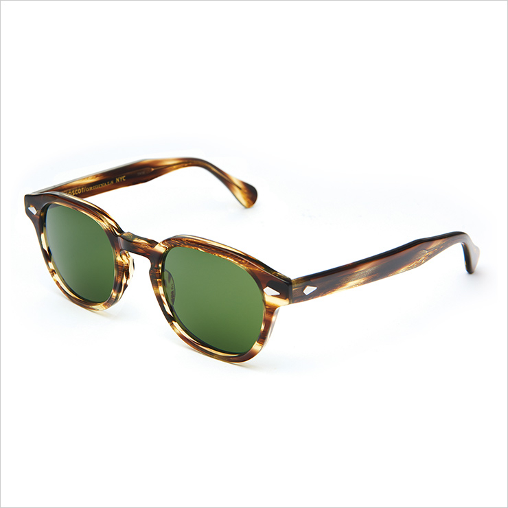 클래식한 디자인의 렘토시 선글라스는 40만원대, Moscot.