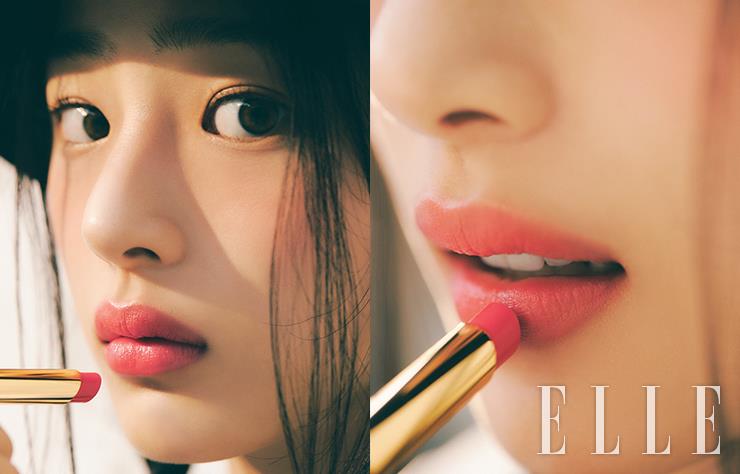 N°1 DE CHANEL 레드 까멜리아 파운데이션을 소량만 얇게 발라 민지의 얼굴에 생기를 표현한 뒤, 레 베쥬 헬시 글로우 내추럴 아이섀도우 팔레트, 웜으로 눈가에 음영을 더한다. 입술에 루쥬 알뤼르 렉스트레, 844호를 바르고 손끝에 립스틱을 묻혀 양 볼에도 톡톡 터치. 사용 제품은 모두 Chanel. 데님 햇과 이어링, 네크리스는 모두 Chanel. 박시한 톱은 스타일리스트 소장품.