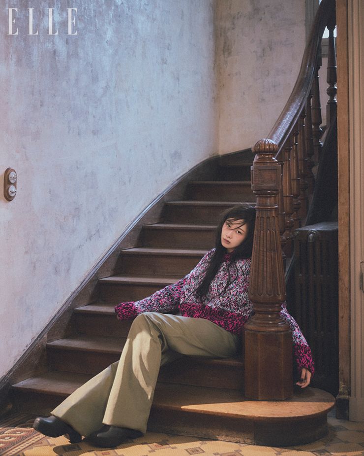  멀티컬러 울 스웨터와 코튼 팬츠, 테라 폼 크로그는 모두 Loewe.