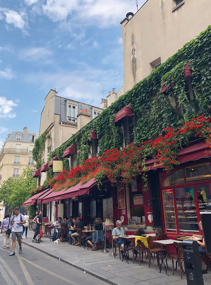 파리의 풍경. 어딜 가나 자연스럽게 꽃과 식물이 놓여 있다.