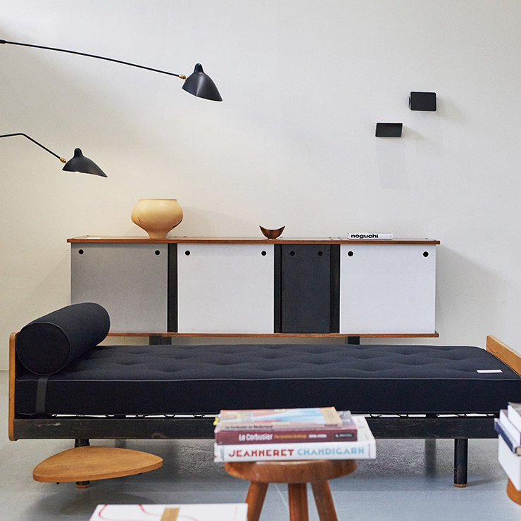 샤를로트 페리앙의 사이드보드와 세르주 무이의 램프가 조화롭게 놓인 공간.