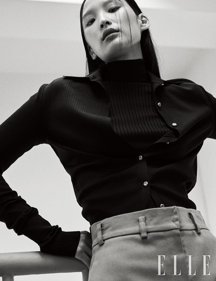 블랙 니트 터틀넥과 카디건은 가격 미정, 모두 Herm&egrave;s. 구조적인 실루엣의 팬츠는 26만5천원, Leha.