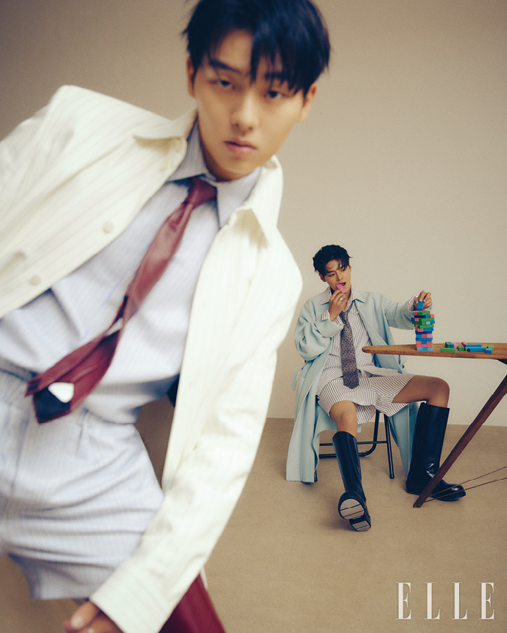 현욱이 입은 스트라이프 셔츠, 코트, 쇼트 팬츠, 타이, 롱부츠는 모두 Bottega Veneta. 왼손 링은 Siiiido. 려운이 입은 스트라이프 셔츠, 코트, 쇼트 팬츠, 타이, 롱부츠는 모두 Bottega Veneta. 오른손 링은 Trencadism.