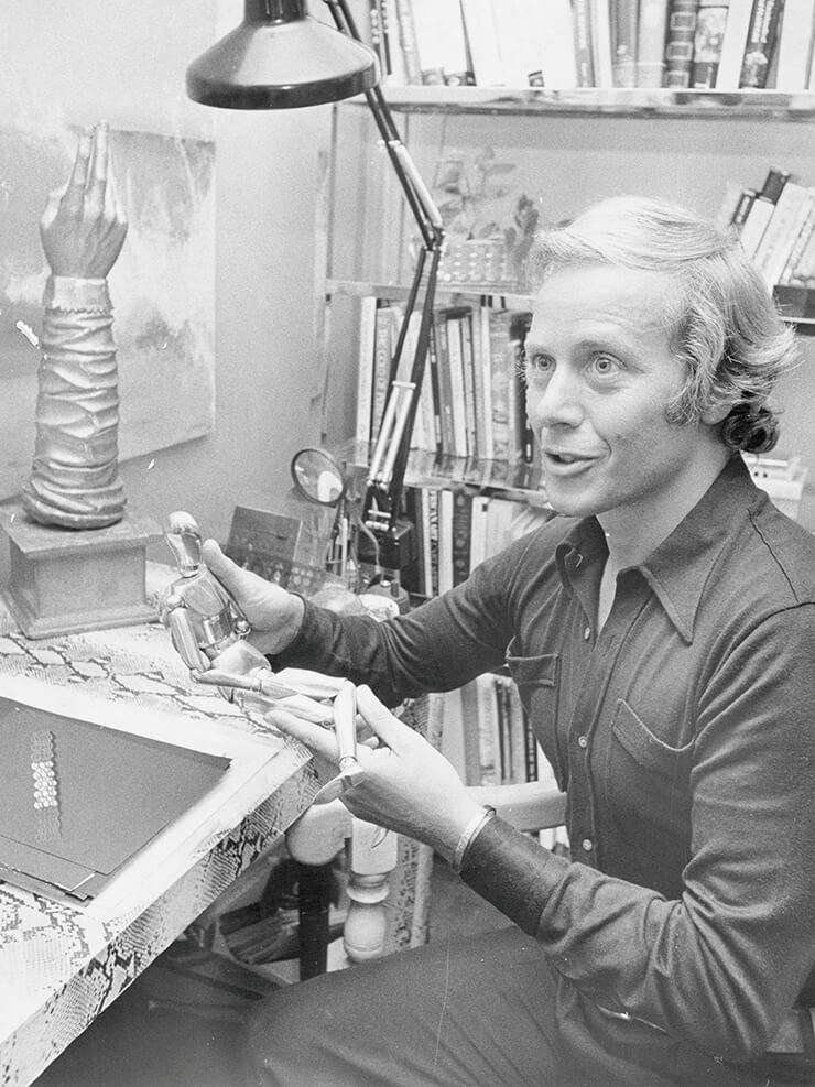 신적인 주얼리를 선보인 디자이너 알도 치풀로.