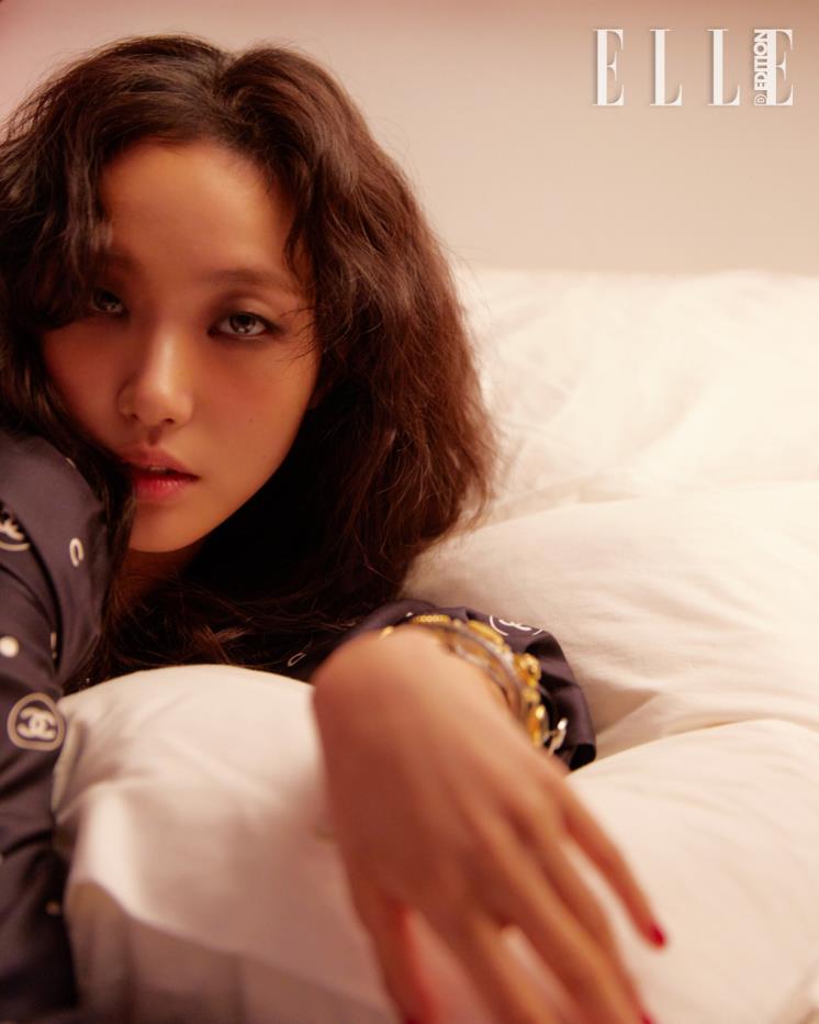 로고 플레이가 돋보이는 실크 드레스와 커프 브레이슬렛은 모두 Chanel.