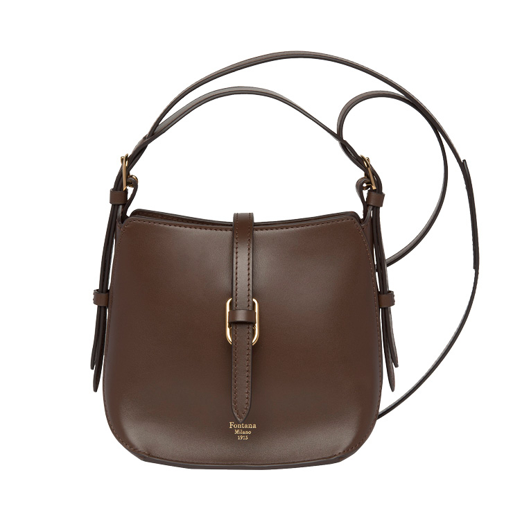 승마에서 영감을 얻어 탄생한 곡선 형태의 브라운 숄더백은 3백85만원, Fontana Milano 1915.