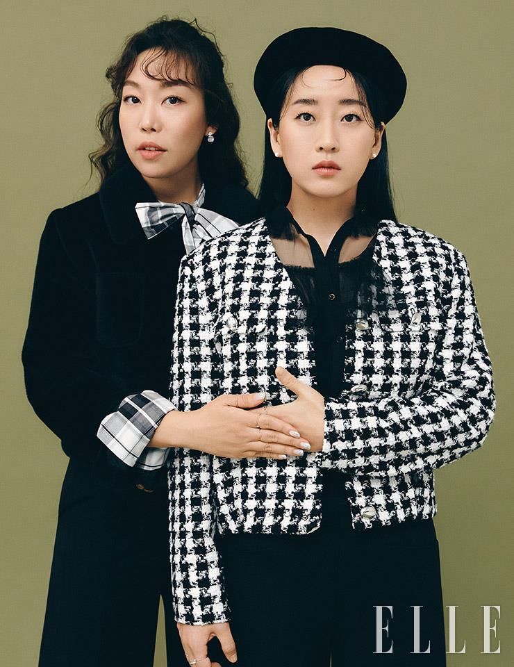 김화정 PD가 입은 송치 가죽 재킷은 Neul. 리본 타이 블라우스는 Eyeye. 슬랙스 팬츠는 Mau Soleum. 이어링은 Sentiments. 장정희 작가가 입은 아우터웨어와 팬츠는 모두 Zara. 시스루 블라우스와 베레, 이어링은 모두 스타일리스트 소장품.